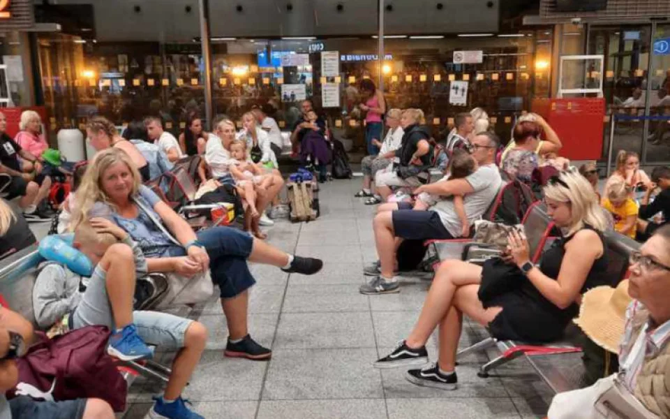 Cestující při čekání na letišti.