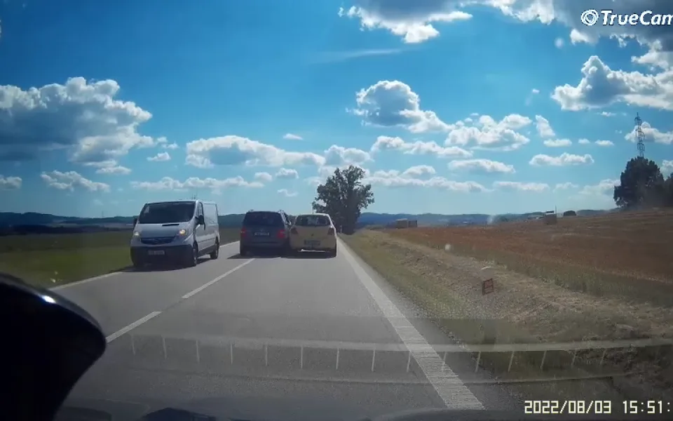 VIDEO: Při předjíždění poškodil osobní auto. Policie hledá řidiče a svědky události
