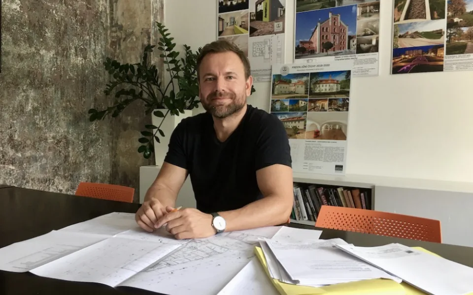 Z chaosu dokážeme vytvořit něco organizovaného a funkčního, říká architekt Krampera