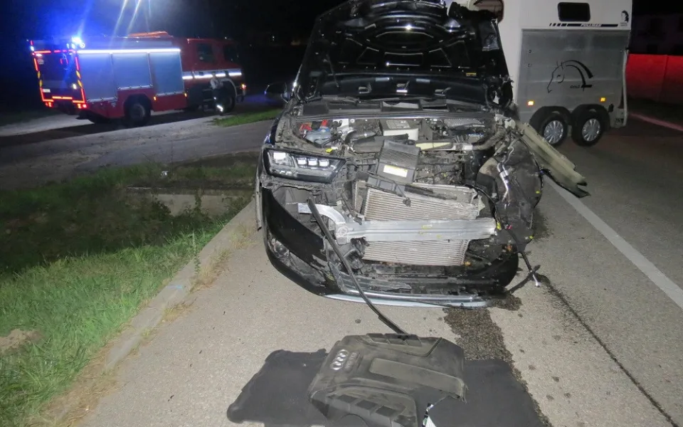 Žena na přejezdu uvolnila brzdu, auto se rozjelo a narazilo do vlaku