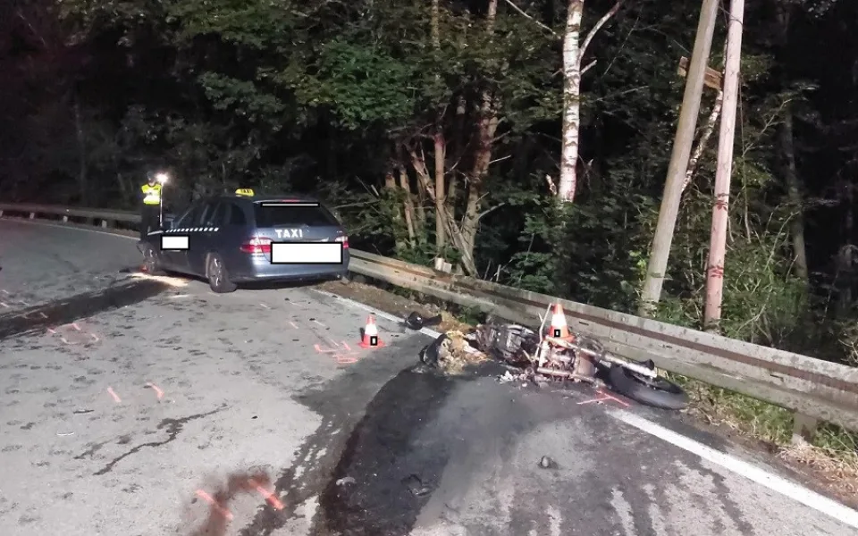 Silnici na Českokrumlovsku uzavřela tragická dopravní nehoda. Nepřežil ji motorkář