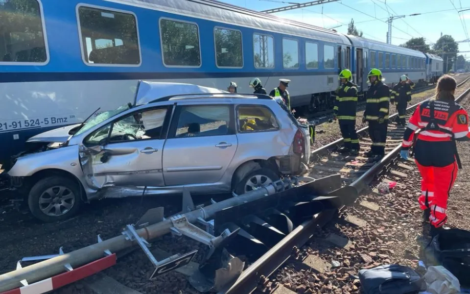 Na Českokrumlovsku se srazilo auto s vlakem. Řidič na místě zemřel