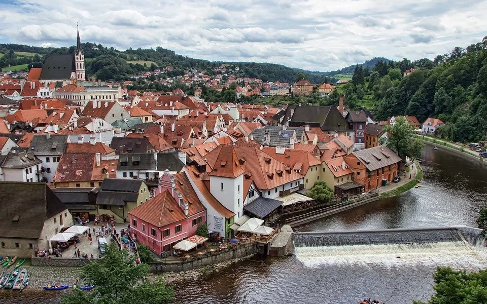 V Krumlově stále chybí zájezdy, víc peněz získal letos z parkování aut