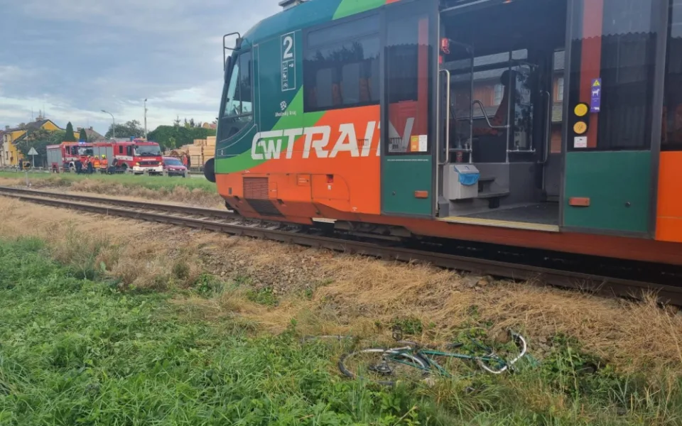 Cyklistu při přecházení kolejí zachytil vlak. Tlačil ho několik metrů