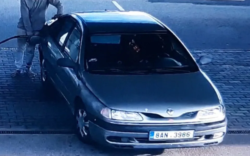 Zapomněl jsem si peněženku. Policisté pátrají po muži, který tankuje a neplatí