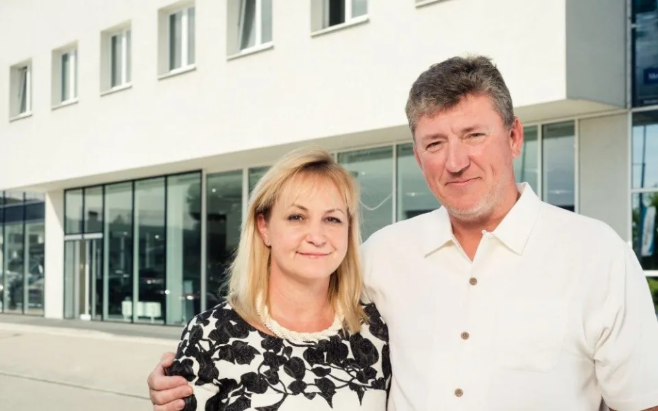 Českobudějovický prodejce vozů Milan Král a.s. slaví 30 let. V rámci oslav připraví akce pro zákazníky a investuje do místního hokeje