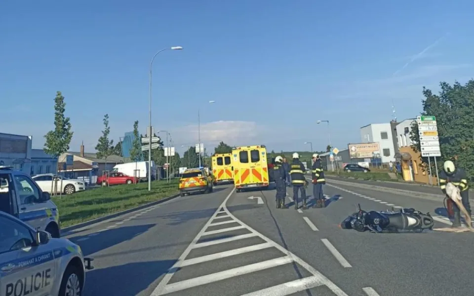 Cizinec přecházel silnici mimo přechod. Srazila ho motorka