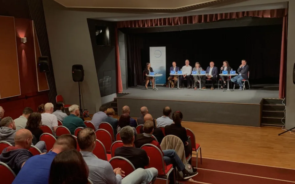 Názory lídrů na akvapark v Budějovicích se liší, ukázala předvolební debata