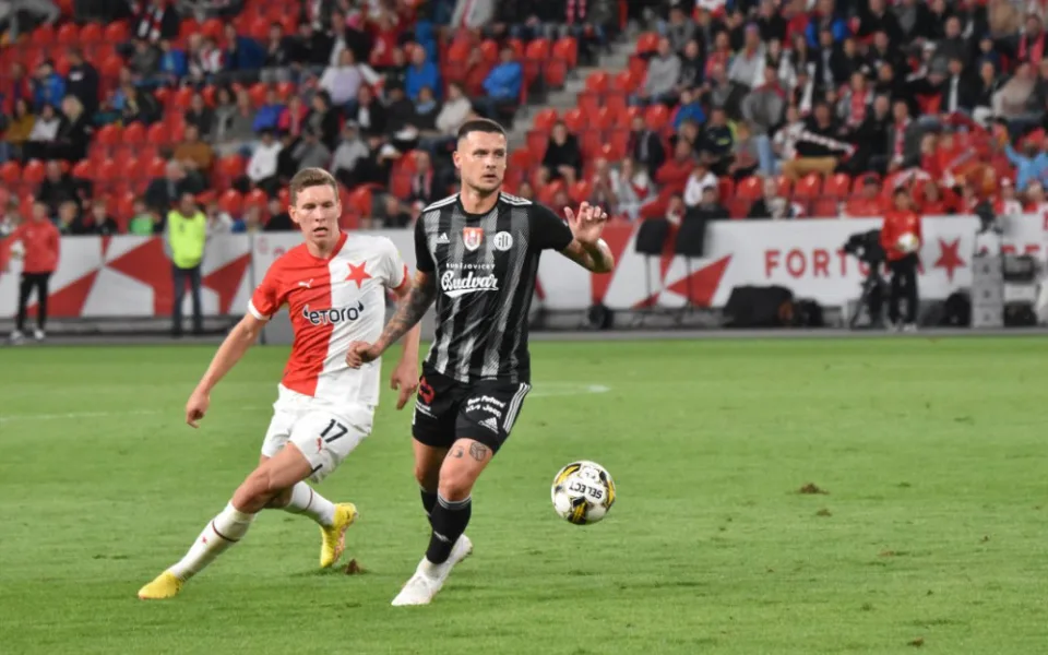 Dynamo poprvé prohrálo venku, Slavia nastřílela šest branek