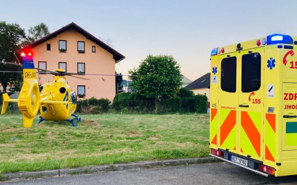 Ženu na elektrické koloběžce srazilo na Českokrumlovsku auto