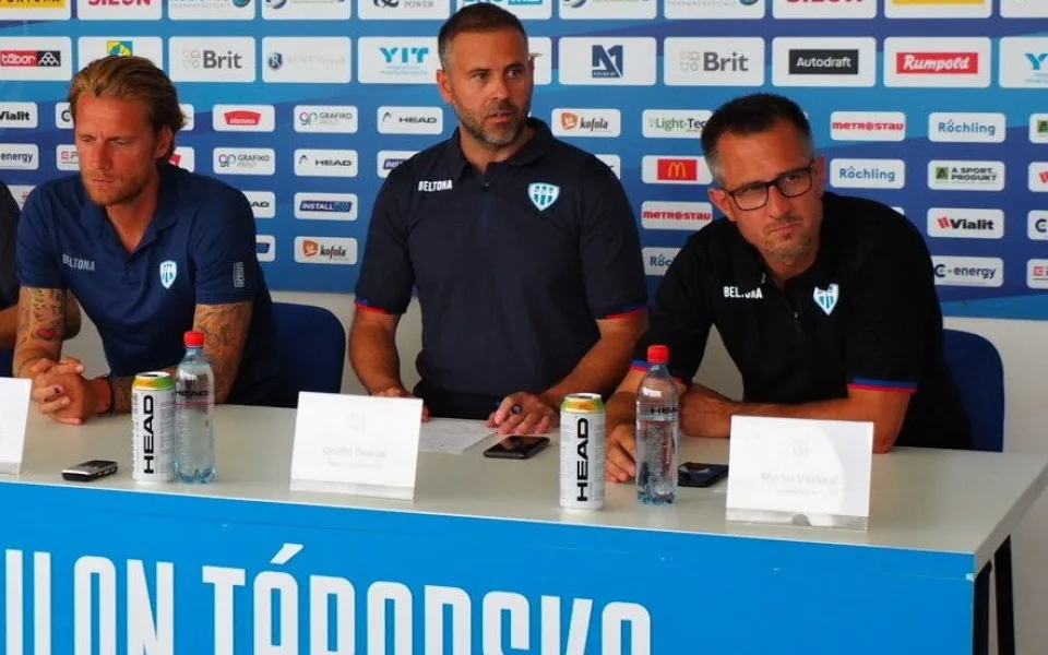 Zleva: Trenér Radoslav Kováč, předseda správní rady Ondřej Dvořák a výkonný ředitel Martin Vozábal.