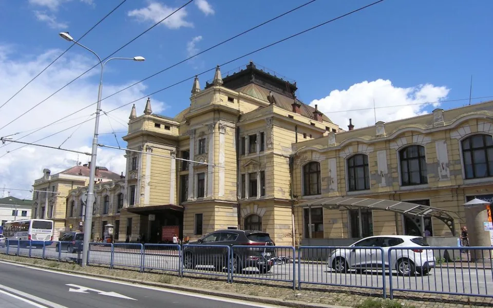 Budova českobudějovické vlakového nádraží.