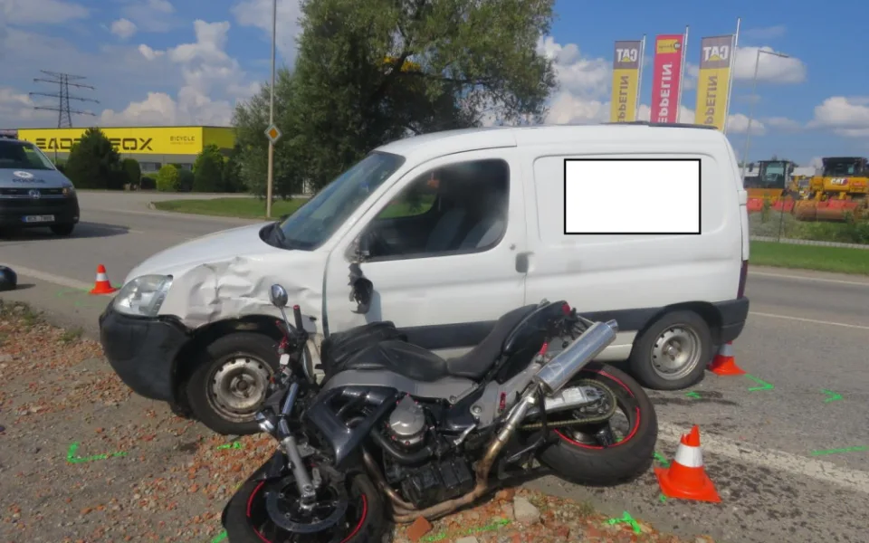 Předjíždějícího motorkáře srazilo osobní auto. Skončil v nemocnici