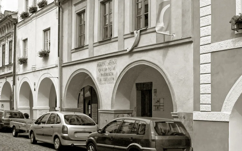 Dům v České 29, na kterém je chronogram z roku 1725 se zvláštním vzkazem.