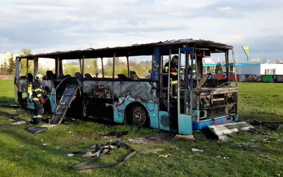 Vrak autobusu po požáru z roku 2017.