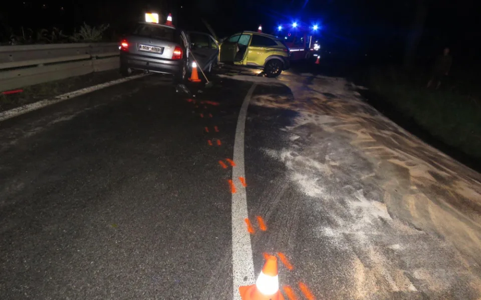 Kvůli olejové skvrně na silnici havarovala dvě auta. Policie hledá svědky