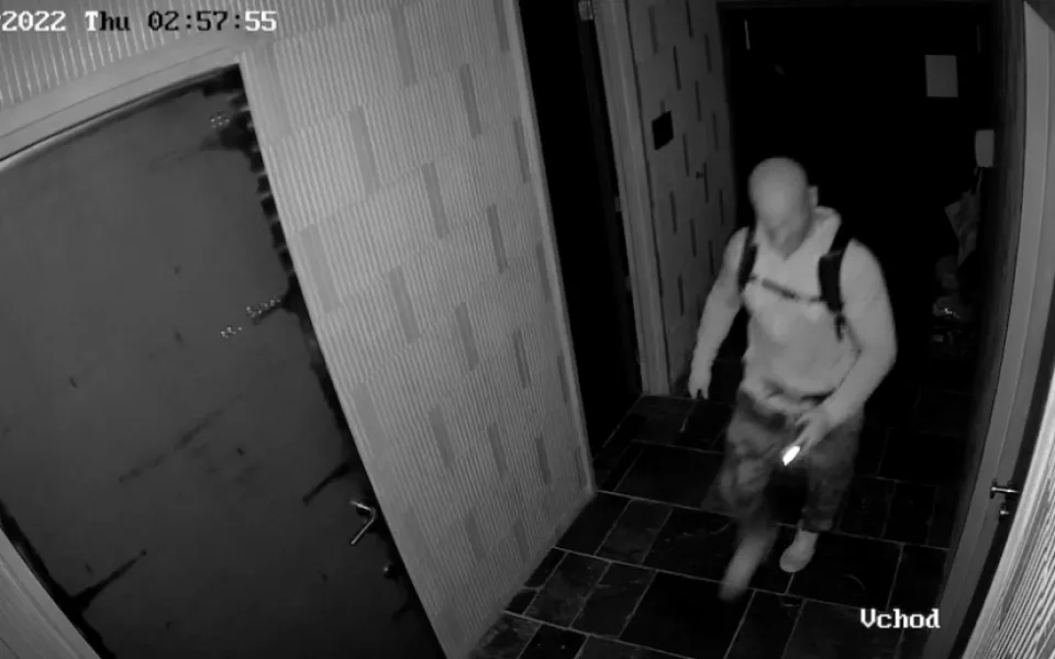 Policie pátrá po totožnosti muže na videu. Žádá veřejnost o spolupráci