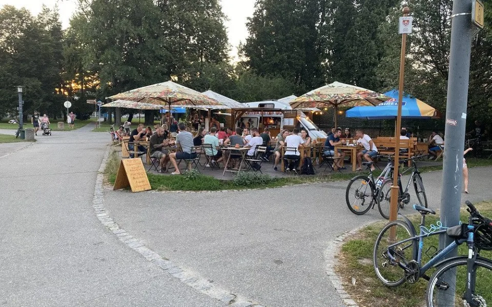 Kavárna se nachází v centru Českých Budějovic.