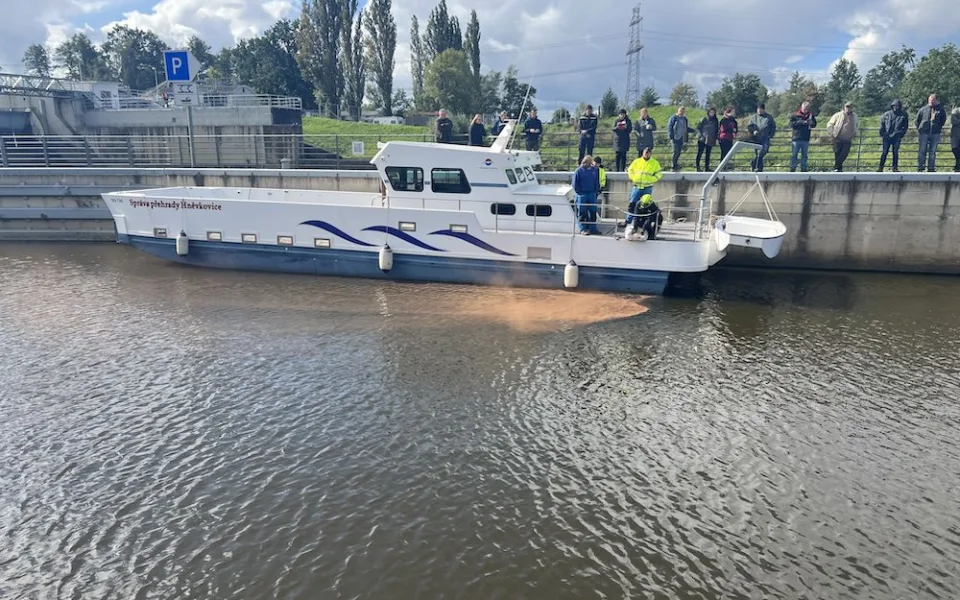 Únik nafty do vody nebo vůz na dně přístaviště. Povodí Vltavy cvičilo v Českém Vrbném