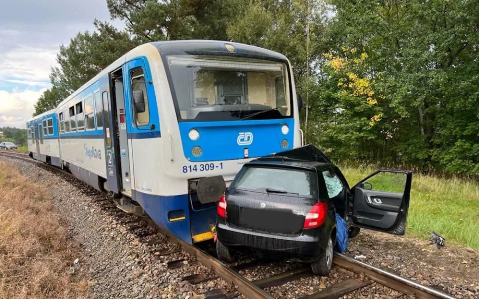Střet vlaku s autem u Blatné.