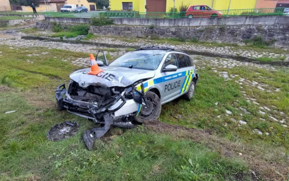 Policista při pronásledování ujíždějícího auta havaroval. Utrpěl středně těžká zranění