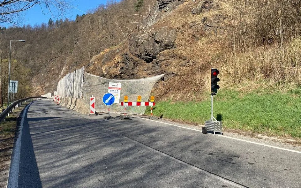 Kraj zpevnil skálu u Českého Krumlova, od října projedou řidiči bez omezení