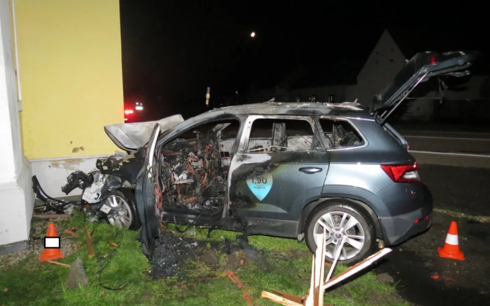 Řidiče z havarovaného auta zachránil policista v civilu. Za svůj čin získal ocenění
