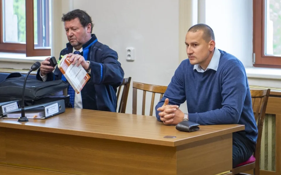 Policista David Knapík, který při službě na Jindřichohradecku bez předchozího varovného výstřelu zastřelil opilého agresivního muže, do vězení nepůjde.