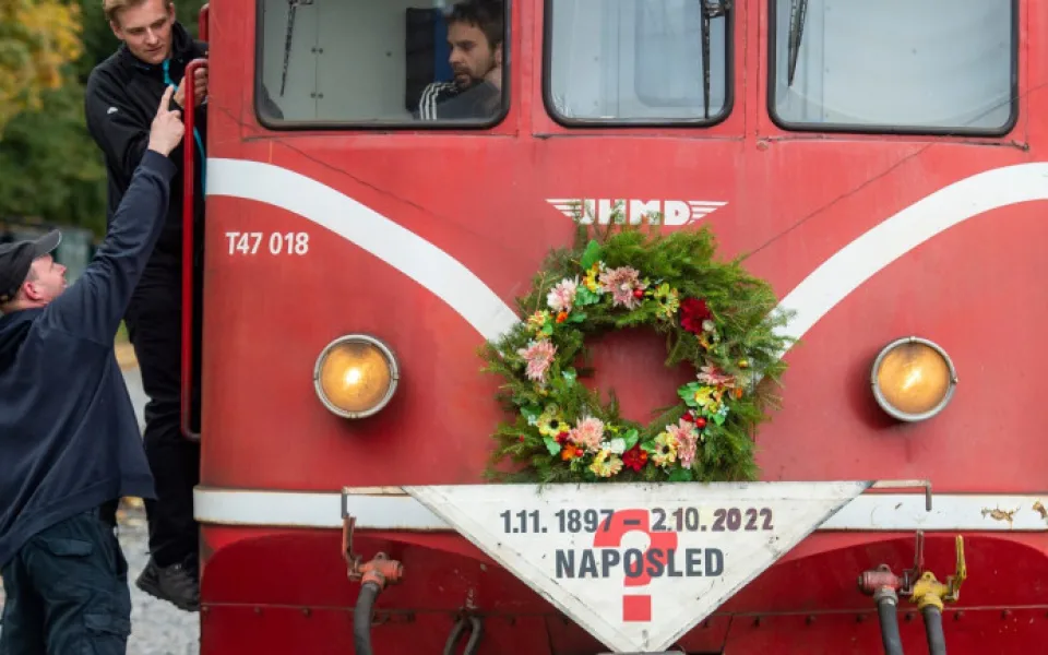 Poslední spoj, který absolvoval trasu Jindřichův Hradec - Obrataň, zaměstnanci firmy vyzdobili smutečním věncem i vzpomínkami na úzkokolejnou dráhu.  místní dráhy jsou připravené dál provozovat dopravu