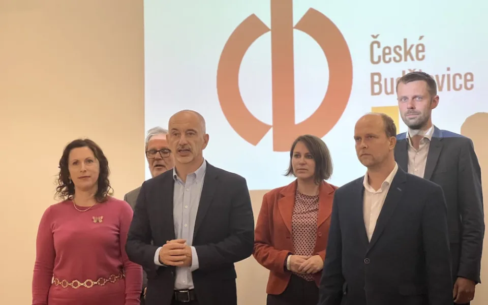 Zleva: Dagmar Škodová Parmová (ODS), Svatomír Mlčoch (Piráti), Martin Kuba (ODS), Zuzana Kudláčková (Piráti), Tomáš Bouzek (TOP 09), Šimon Heller (KDU-ČSL).