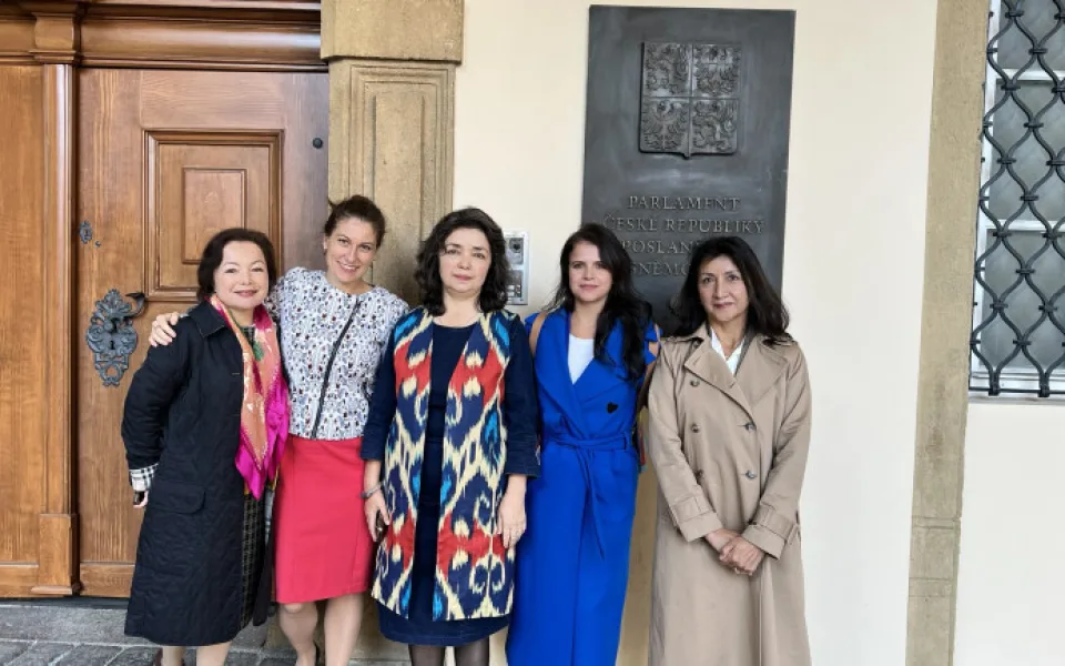 Rahima Mahmut, Eva Decroix, Kelbinur Sidik, Iveta Vancáková a Gulbahar Haitiwaji