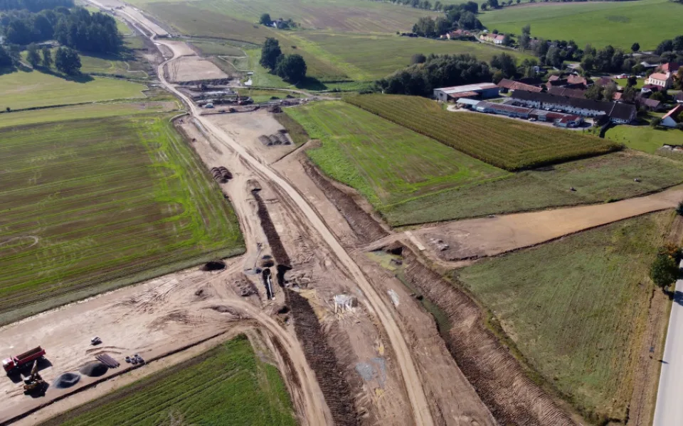 FOTO: Pokračuje výstavba dálnice, která spojí Česko s Rakouskem