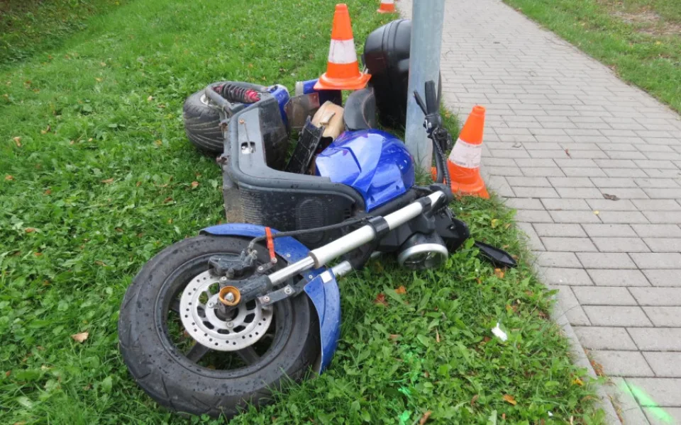 Opilý muž narazil na skútru do veřejného osvětlení. Měl zákaz řízení