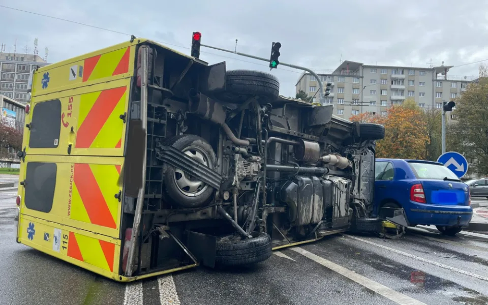 Po střetu s osobním autem zůstala sanitka na boku. Tři lidé se zranili
