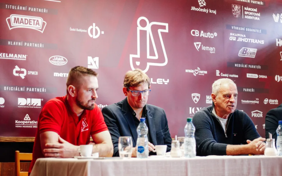 Zleva: Nový kapitán Martin Kryštof, trenér Vojtěch Zach a prezident klubu Jan Diviš.