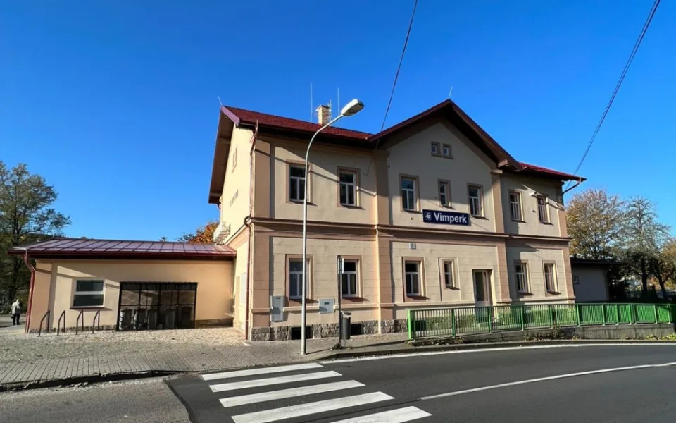 Výpravní budova ve Vimperku nabízí po opravě moderní zázemí pro cestující.