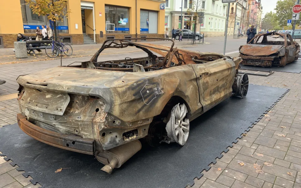 Každý automobil má svůj vlastní příběh, který se rozehraje po stisknutí tlačítka přímo na automobilu.