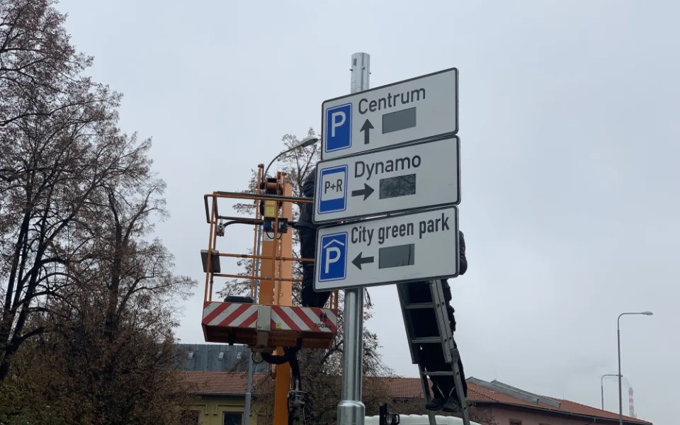 O volných místech na parkovištích budou informovat nové značky.