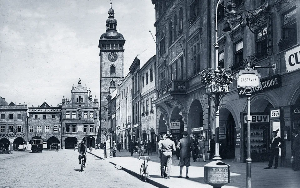 Náměstí s Černou věží kolem roku 1930.