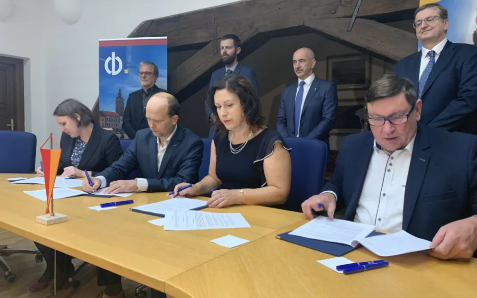 Koaliční smlouvu podepisují zleva: Zuzana Kudláčková (Piráti), Tomáš Bouzek (TOP 09), Dagmar Škodová Parmová (ODS) a Pavel Hroch (Jihočeši 2012).
