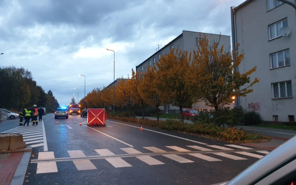 Mladou ženu ve Strakonicích srazilo auto. Nehodu nepřežila, řidič byl opilý