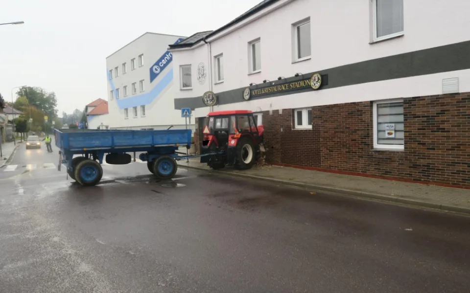 Nezajištěný traktor se rozjel a narazil do hotelu. Škoda jde do milionů korun