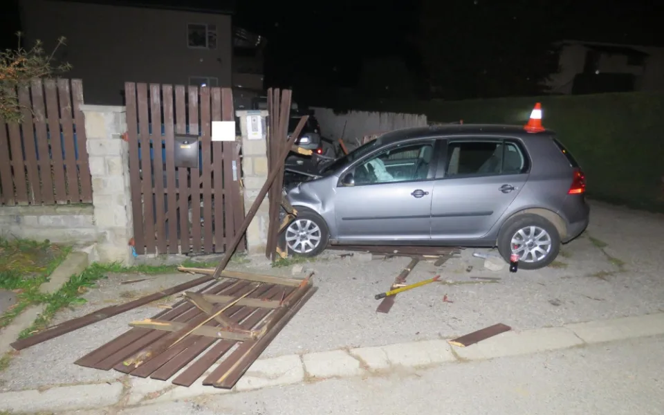 Opilý mladík naboural do kamenného plotu. Zraněného spolujezdce převezli do nemocnice