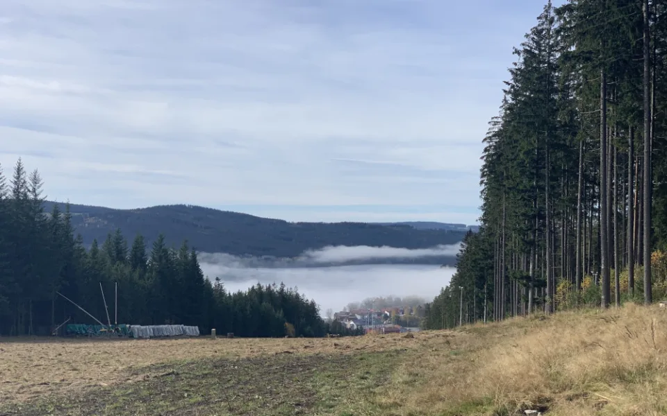 Na horách bude v neděli velmi teplo, na Šumavě může být i letních 25 stupňů Celsia