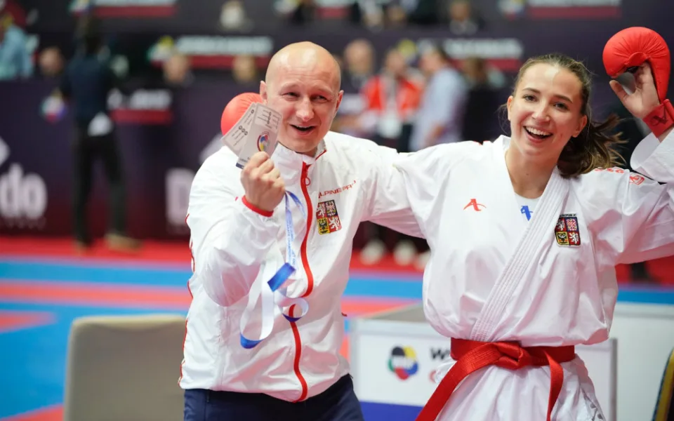 Karatistka Martina Šáchová a trenér Miroslav Hýsek.