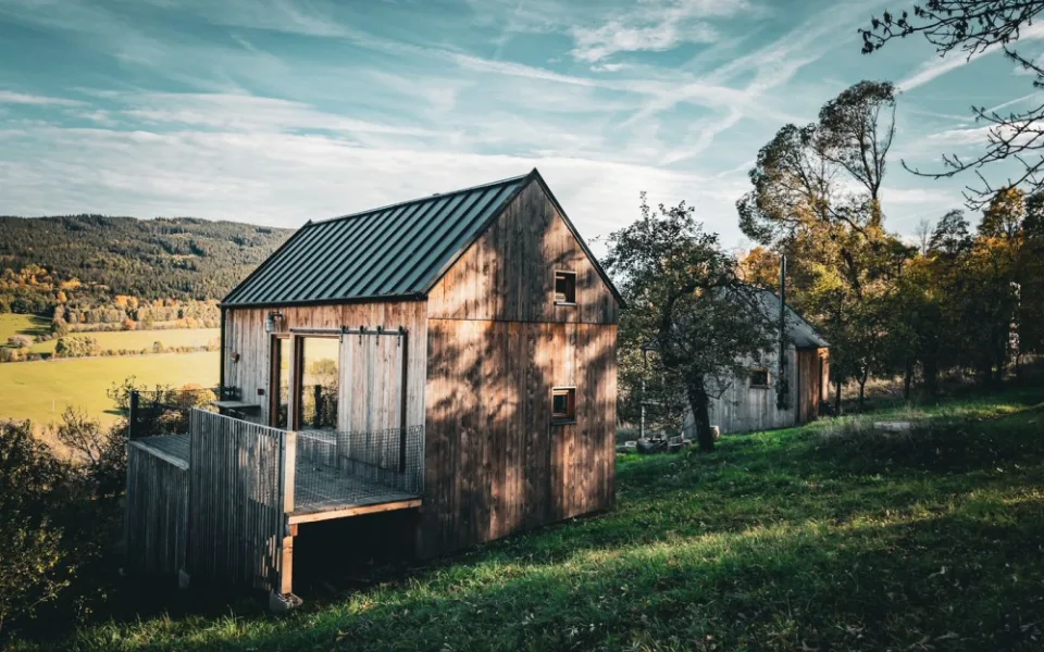 Slavné šumavské Tři domky vybudoval pražský kavárník, tyto tiny house zbožňují Češi i zahraniční návštěvníci
