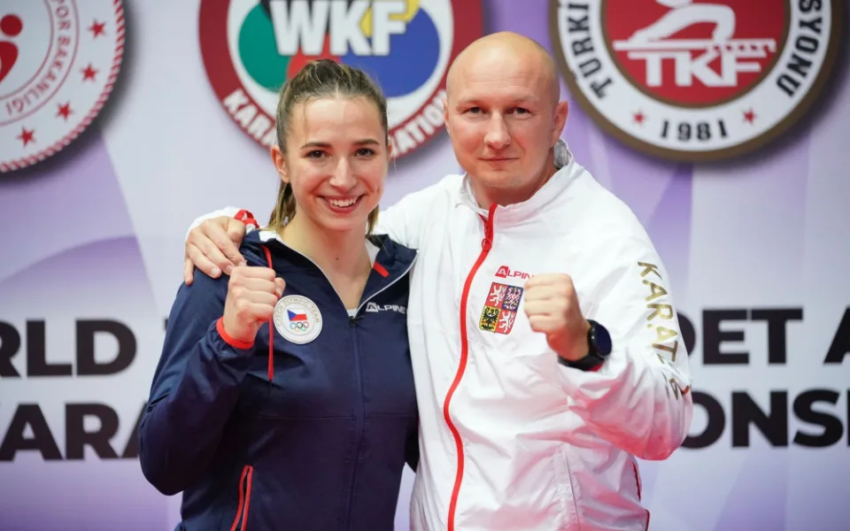 Karatistka Martina Šáchová a trenér Miroslav Hýsek.