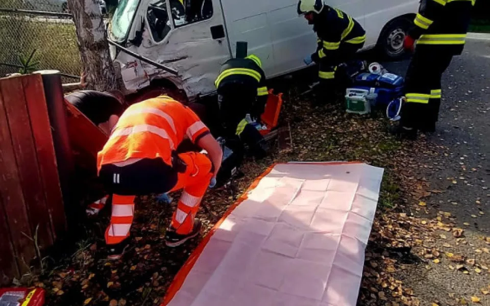 Motorkář skončil v plotu po střetu s dodávkou. Záchranáři ho museli vyprostit
