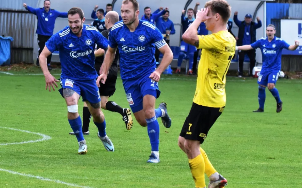 Fotbalisté Katovic slaví gól.
