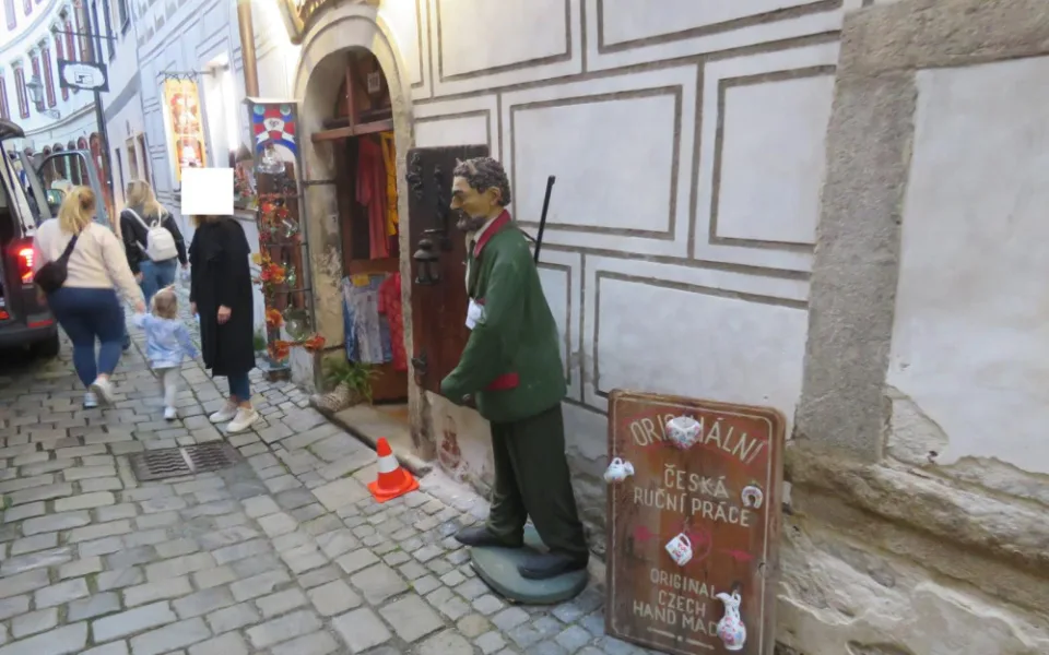 Muž při ujíždění ulicemi Českého Krumlova srazil čerta